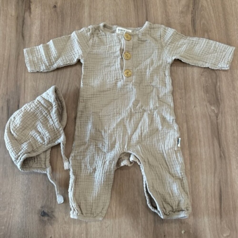 Rabbit + Bear Organic Neutral Onesie w/ Hat- Size 3-6M